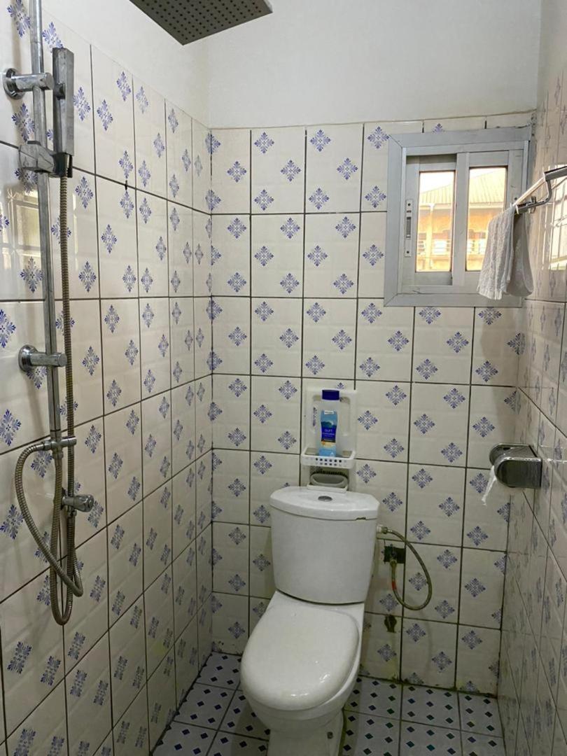 Cave Royale - Chambres-Studios-Apparts Meubles - Logpom Hopithal Des Soeurs Apres Camara Laye 杜阿拉 外观 照片